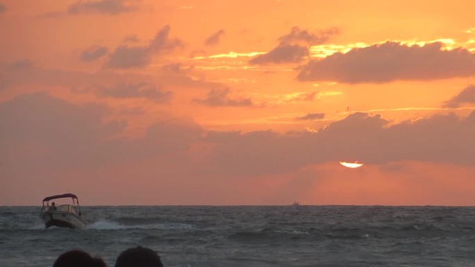 海边日出渔船快艇出海夏日夕阳