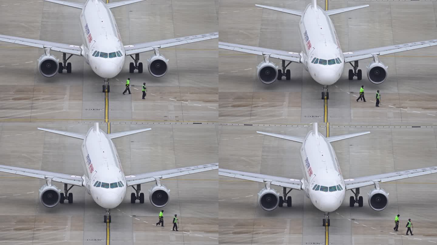 东方航空飞机在浦东机场跑道滑行