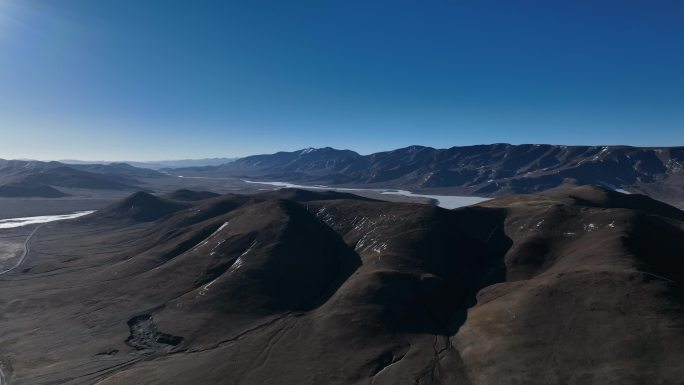 西藏当却藏布水系沙漠湖水雪山同一画面