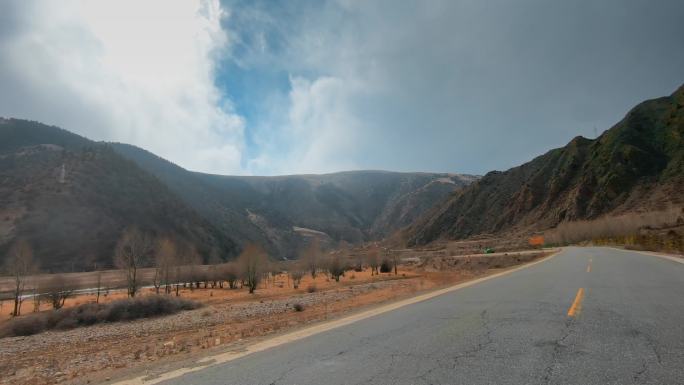 西藏旅游风光318国道车窗道路枯树