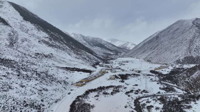 丙察察穿越路上的雪山