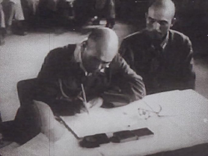 1945年日军签署投降书