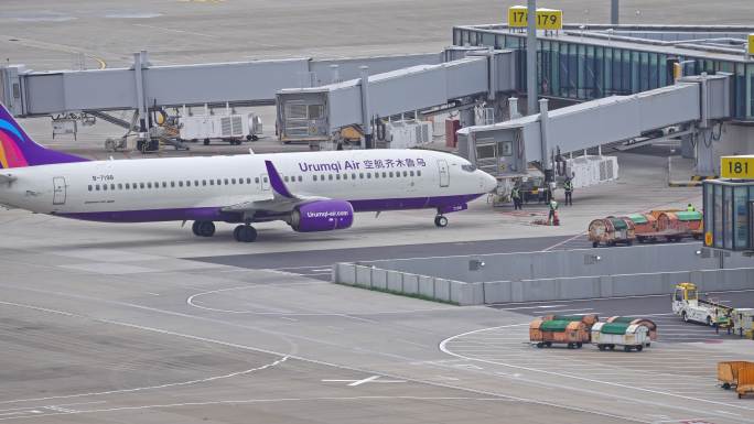 乌鲁木齐航空飞机在浦东机场跑道滑行