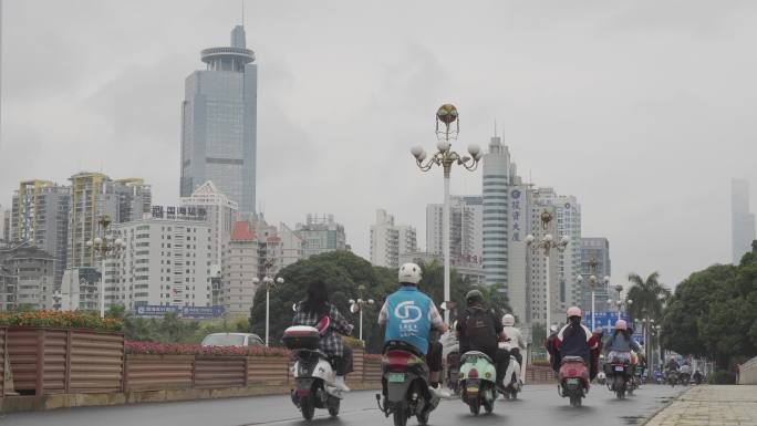 广西南宁雨天民族大道上下班车流 电动车