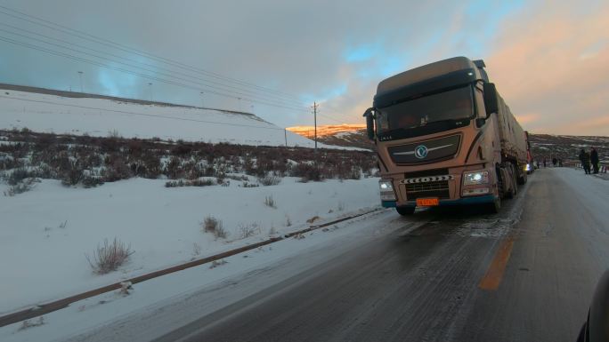 西藏旅游风光318国道冰雪路面安装防滑链