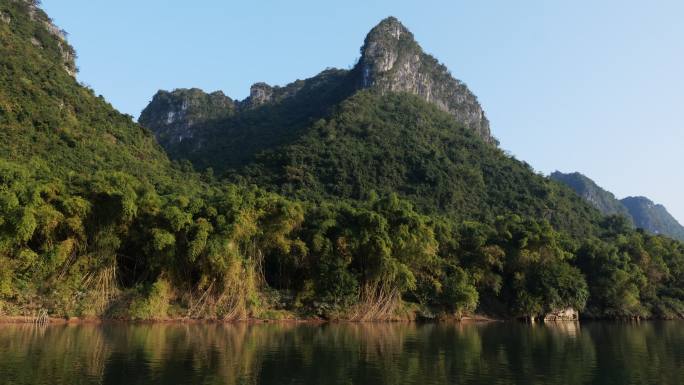 广西喀斯特地貌漓江上行进的船