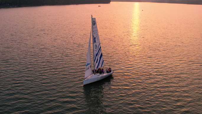 航拍夕阳下的帆船行驶 4K 60