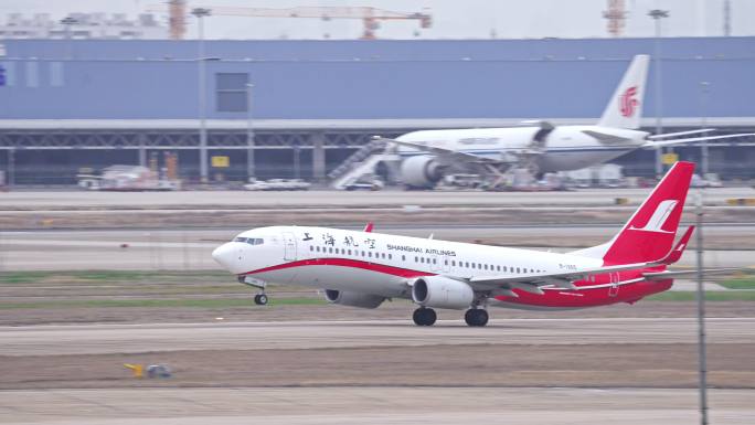 上海航空飞机在浦东机场起飞