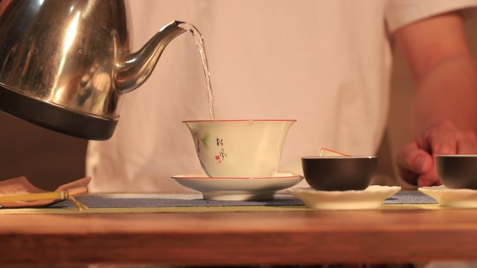 茶艺泡茶步骤：把热水注入到盖碗中