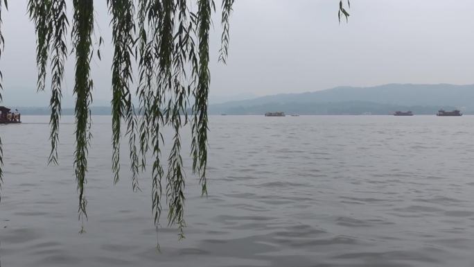 杭州西湖游船、远山与垂柳