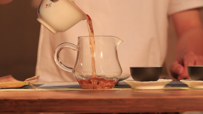 茶艺泡茶步骤：把盖碗里的茶汤倒到公道杯里