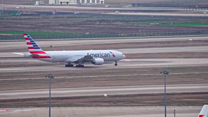 美国航空飞机在浦东机场跑道滑行