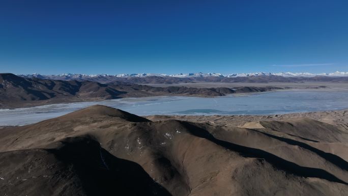 西藏当却藏布水系沙漠湖水雪山同一画面