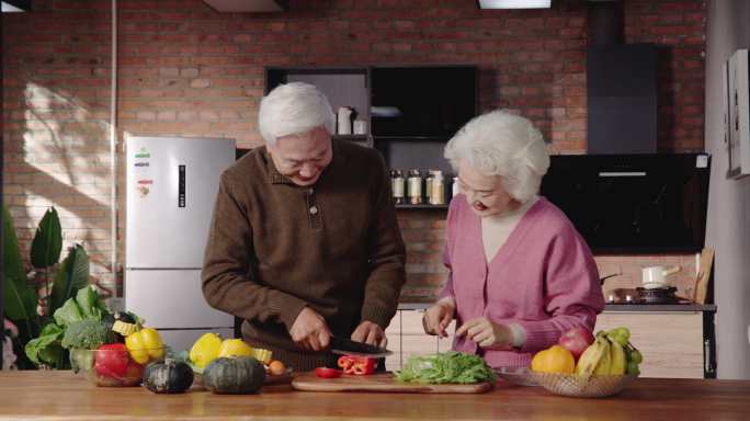 老年夫妇在厨房做饭