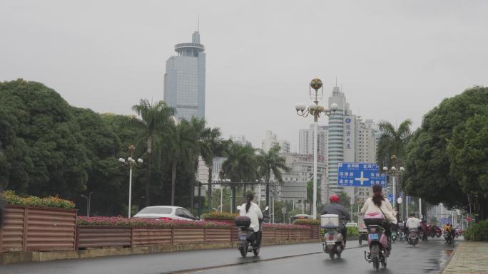 南宁雨天民族大道上下班车流南宁电动车