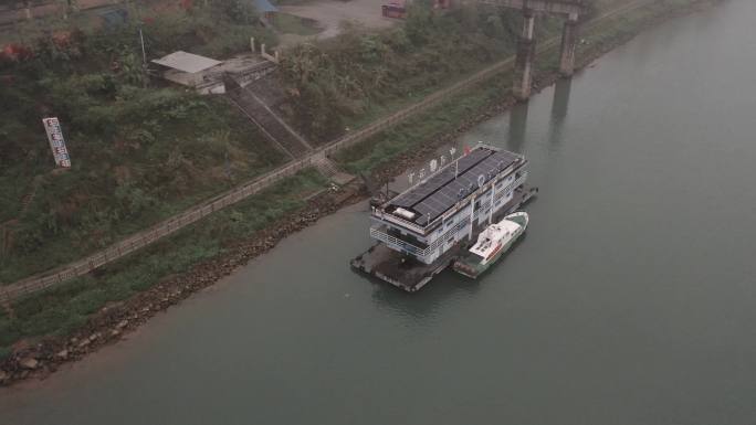 4K航拍早晨的隆安县城右江边上的建筑物