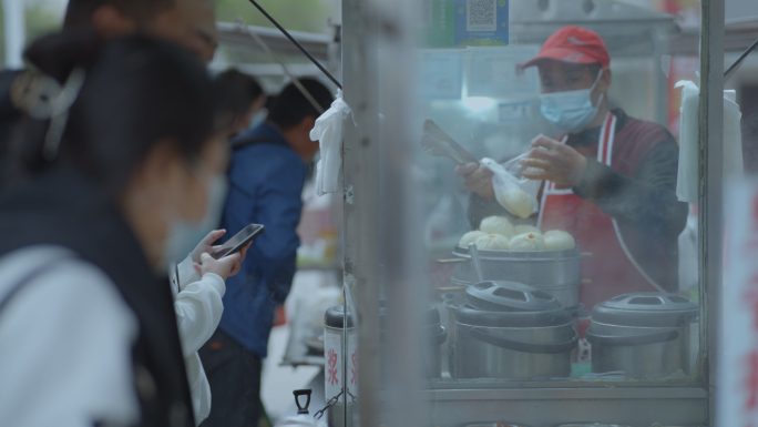 城市繁忙早晨地铁公交车行人早餐点马路上班