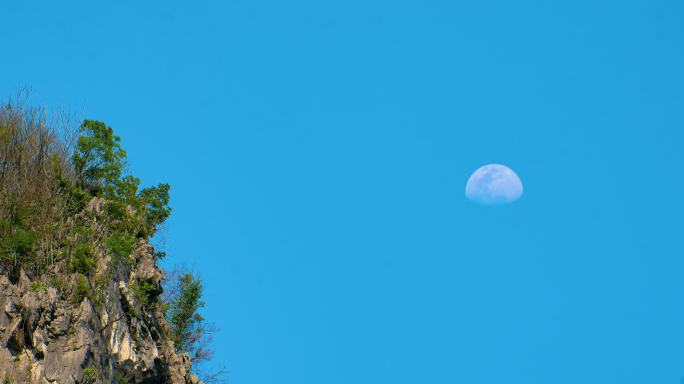 蓝天月亮在白天看月亮