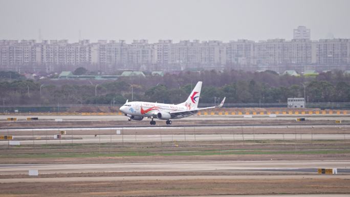 东方航空飞机在浦东机场降落