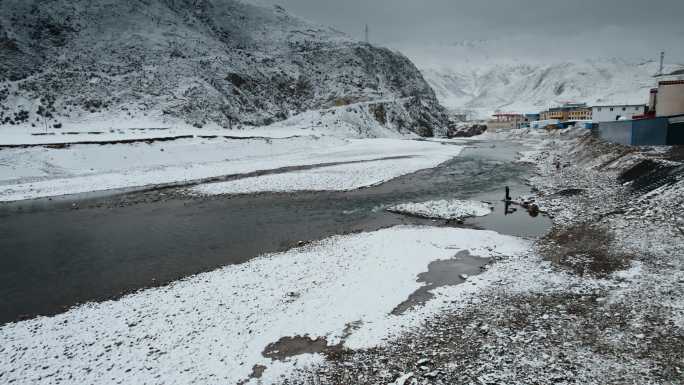 西藏旅游风光317国道雪山寒江洗衣人
