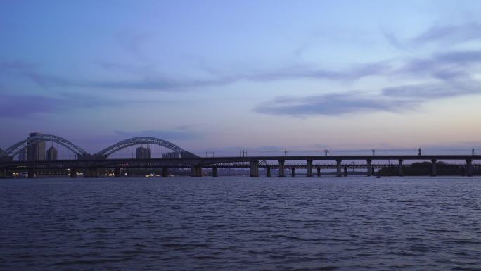 蓝调的哈尔滨松花江铁路桥