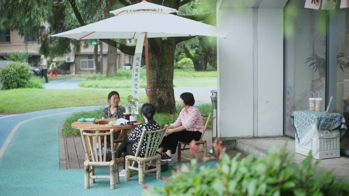 几个农村妇女坐在咖啡店门口聊天