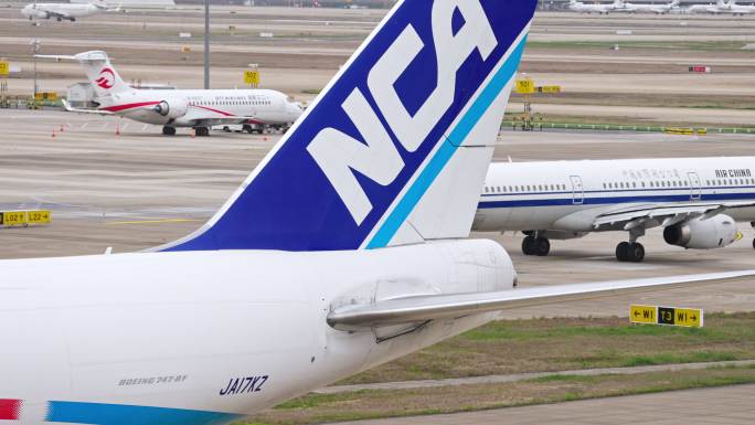 日本货运飞机在浦东机场跑道滑行