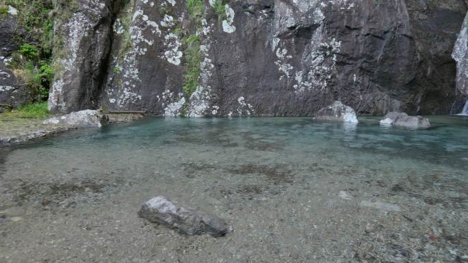 浙江温州楠溪江自然风景，崖下库