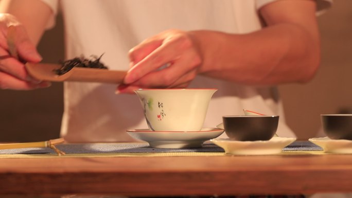 茶艺泡茶步骤：把茶叶从茶则中拨到盖碗里