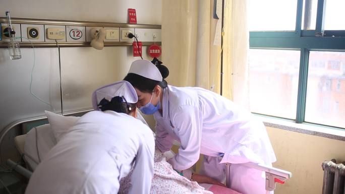 护士护理照顾病人