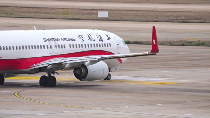 上海航空飞机在浦东机场跑道滑行