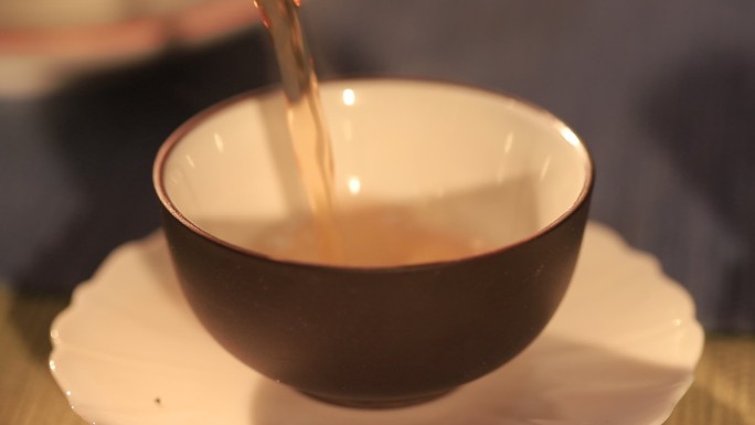茶艺泡茶步骤：把公道杯里的茶水倒到茶杯里