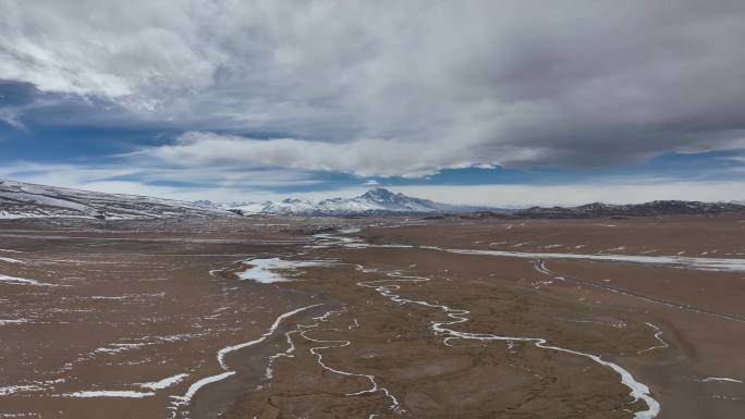 高原湿地航拍纳木那尼峰雪融水冰河