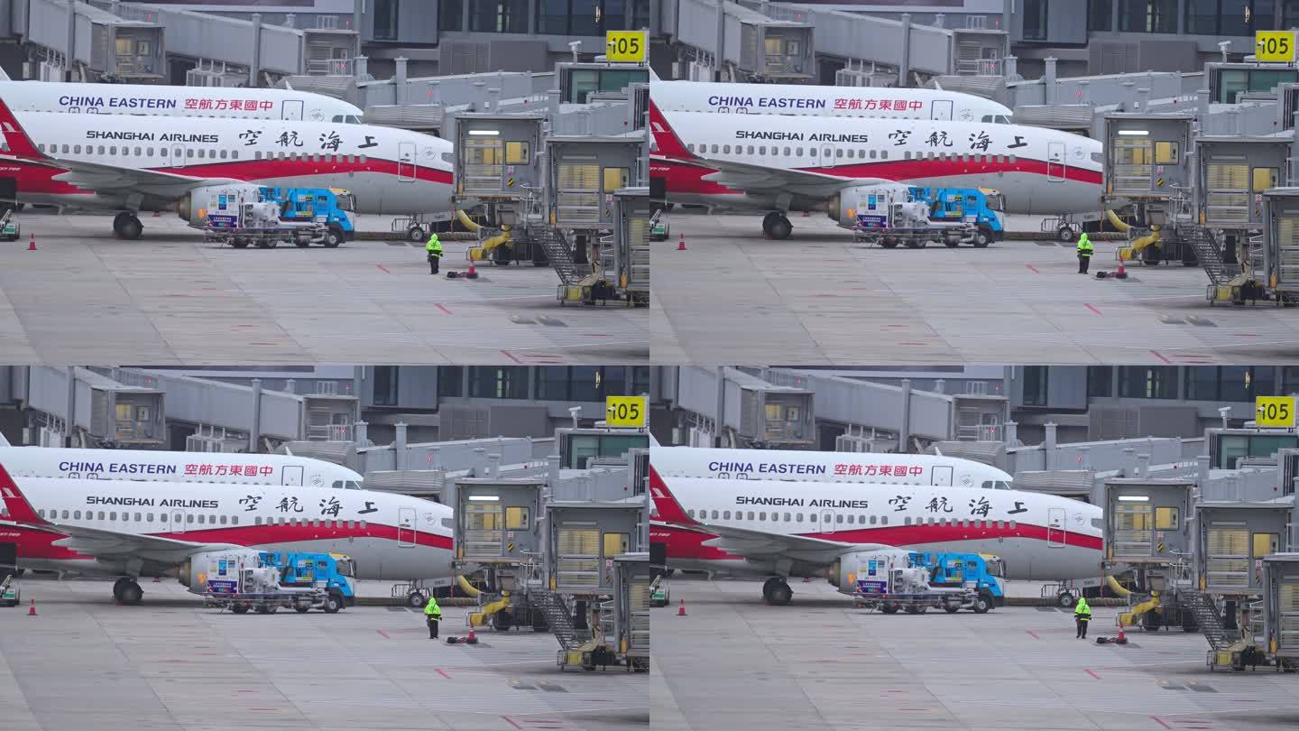 上海航空飞机在浦东机场准备起飞