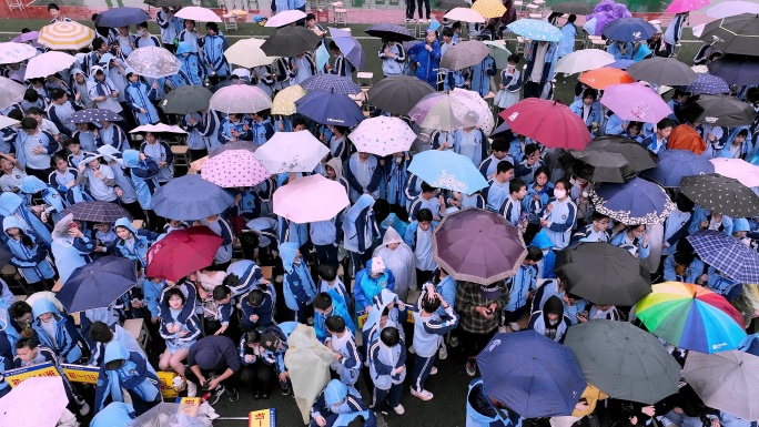 学生雨中校园活动