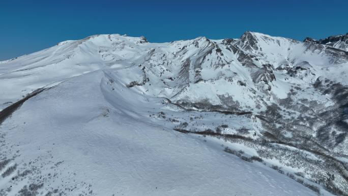 航拍吉林长白山天池景区雪山自然风光