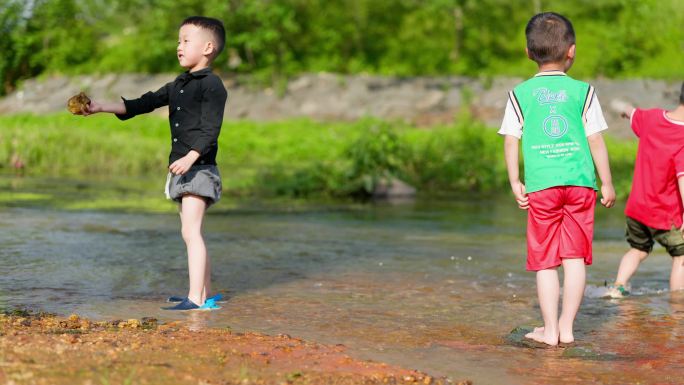 4k夏天小孩溯溪玩水