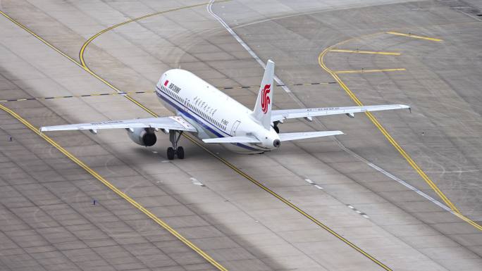 中国国际航空公司飞机在浦东机场跑道滑行