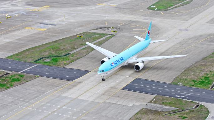 韩国航空飞机在浦东机场跑道滑行