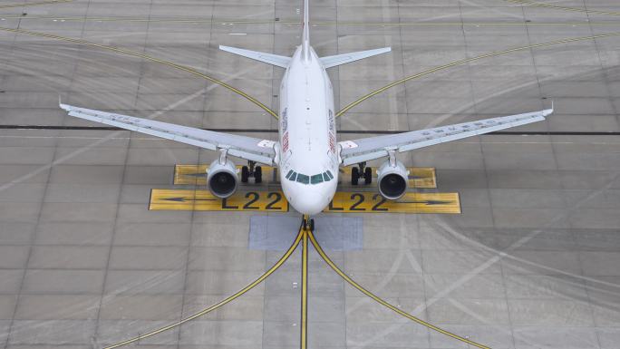东方航空飞机在浦东机场跑道滑行
