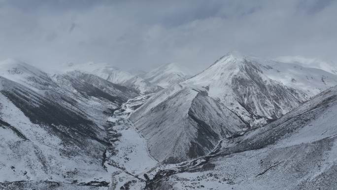 丙察察穿越路上的雪山