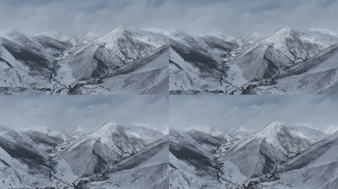 丙察察穿越路上的雪山