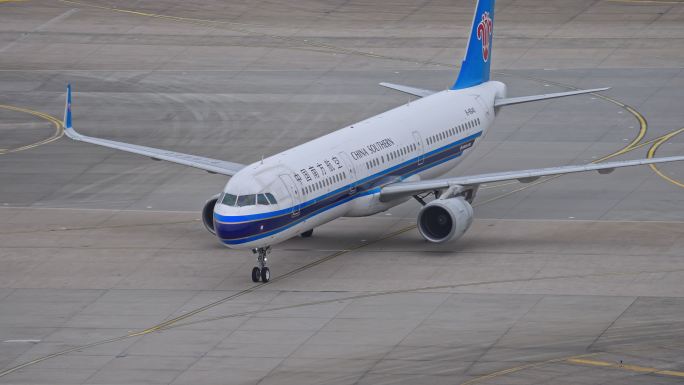 南方航空飞机在浦东机场跑道滑行