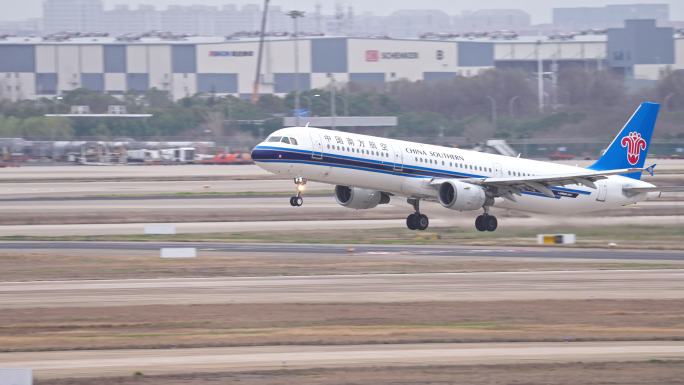 南方航空飞机在浦东机场起飞
