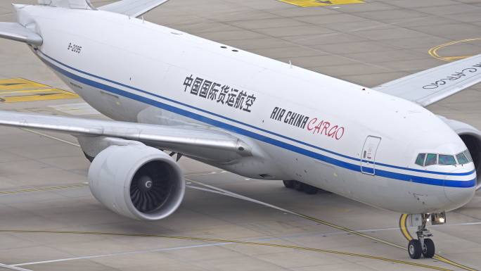 中国国际货运飞机在浦东机场跑道滑行