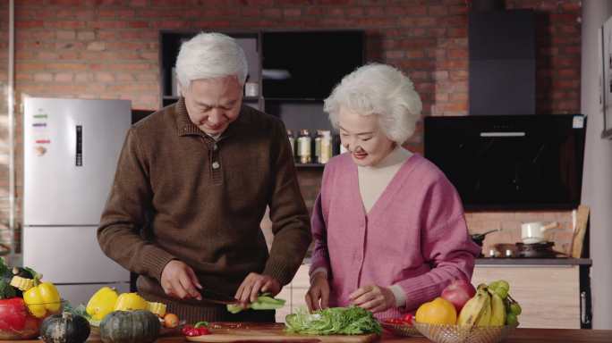 老年夫妇在厨房做饭