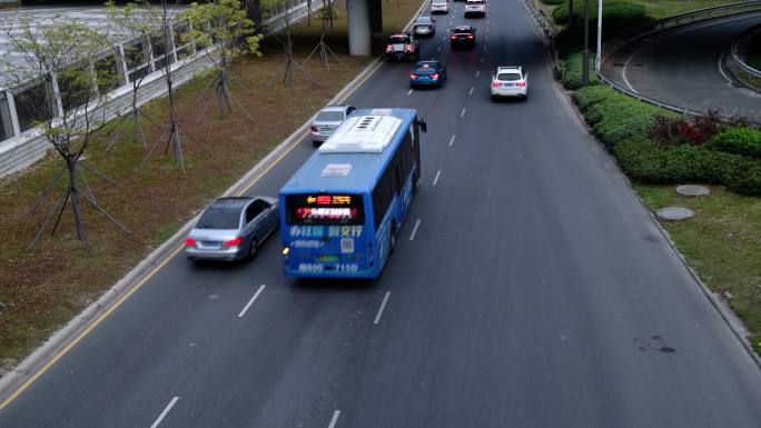 公路交通汽车畅顺通行