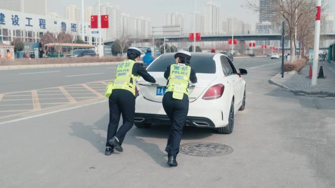 女交警推车