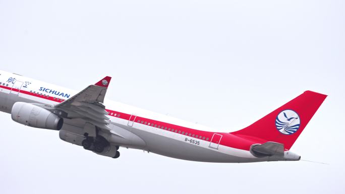 四川航空飞机在浦东机场起飞