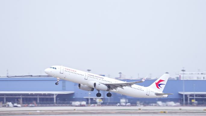 东方航空飞机在浦东机场起飞